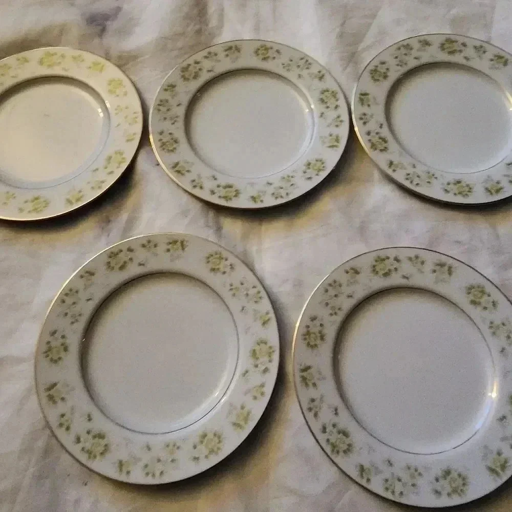A set of 5 salad/dessert plates‎